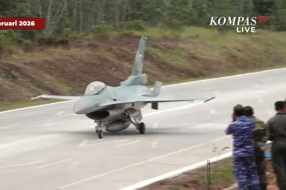 TNI AU Uji Coba Pendaratan Pesawat Tempur F-16 di Tol Terbanggi Besar-Kayu Agung