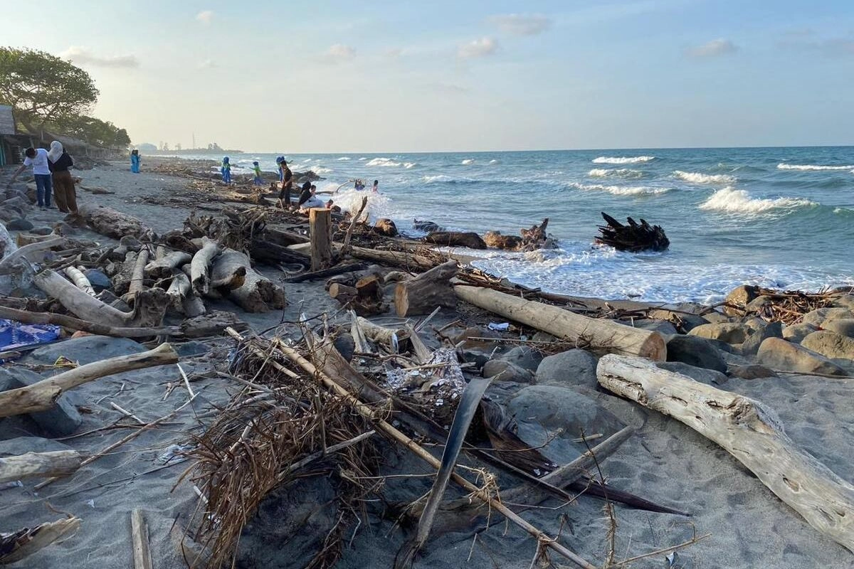 Wisata Pantai Ujong Blang Lhokseumawe Penuh Sampah, Diduga Sisa Banjir