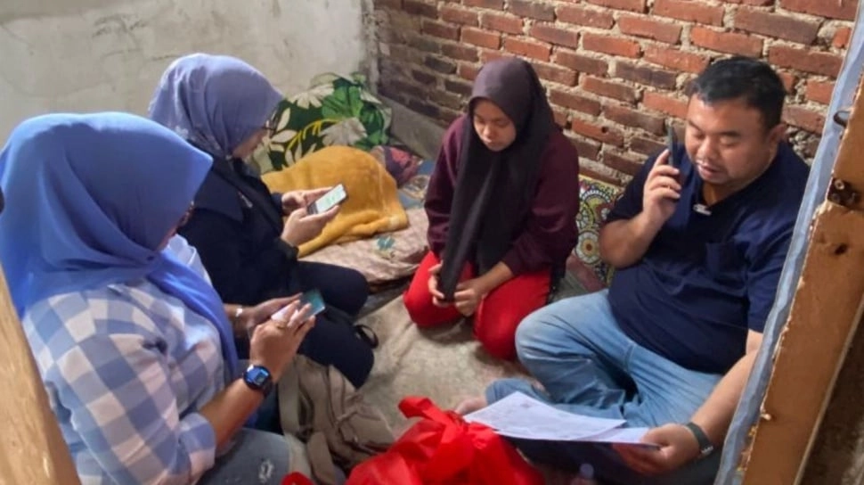 Kisah Siswi SMK di Garut: Rawat Nenek Lumpuh, Terancam Putus Sekolah karena Dianggap 'Warga Mampu'