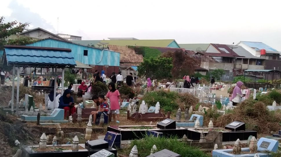 Mengenal Tradisi Nyekar dalam Pandangan Islam dan Makna Filosofis di Balik Tabur Bunga