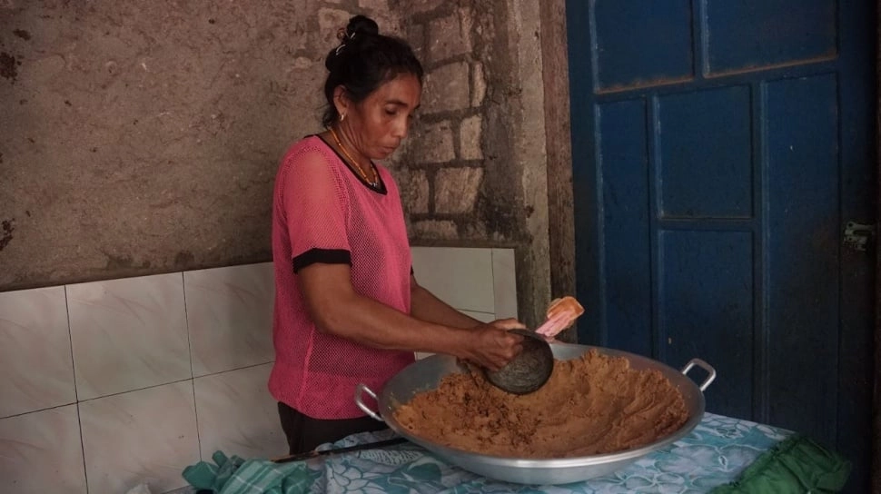 Perempuan Sabu Raijua, Penjaga Tradisi dan Motor Ekonomi Gula Semut