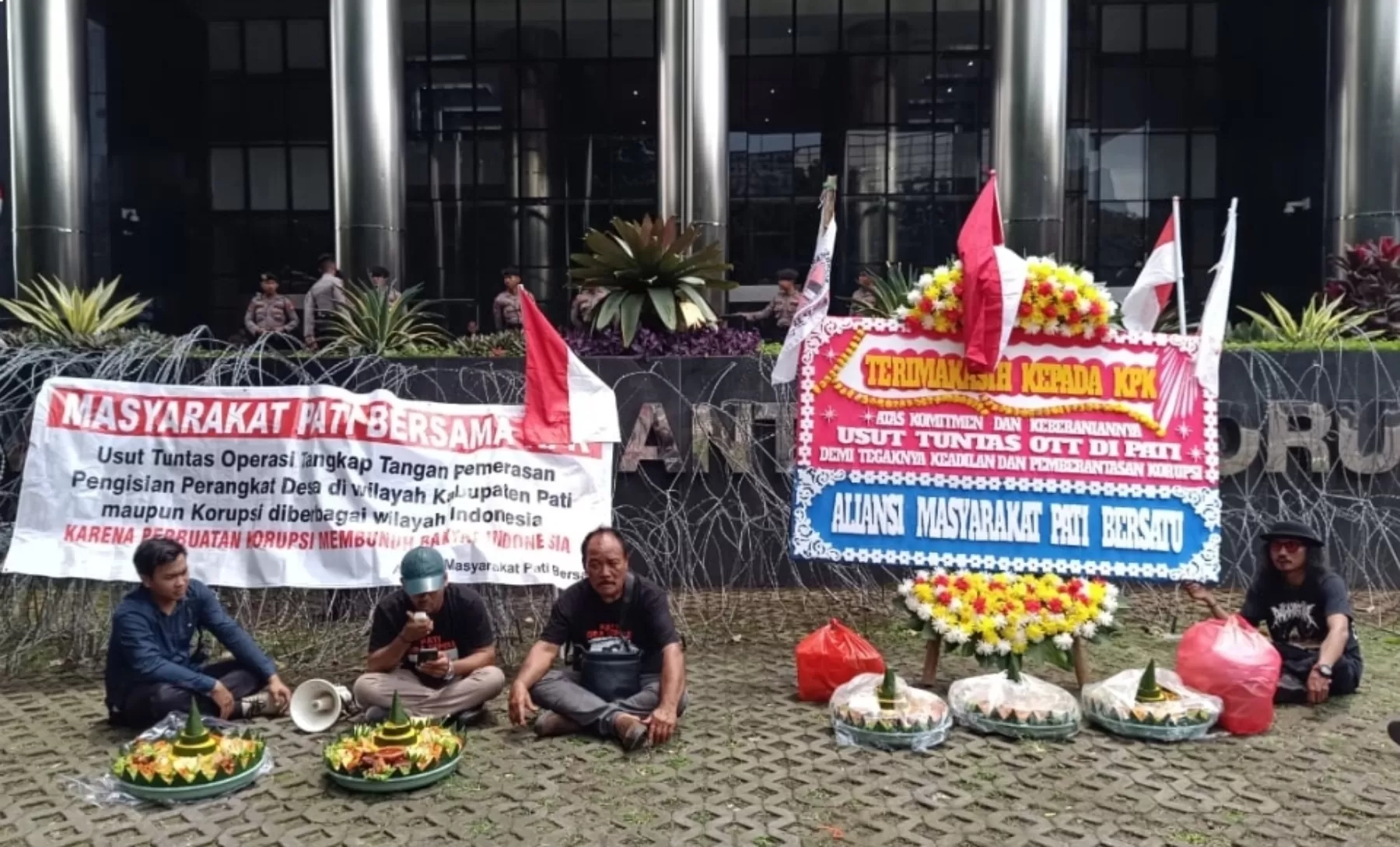 Warga Pati Gelar Syukuran di Depan Gedung KPK usai Bupati Pati Sudewo jadi Tersangka Suap