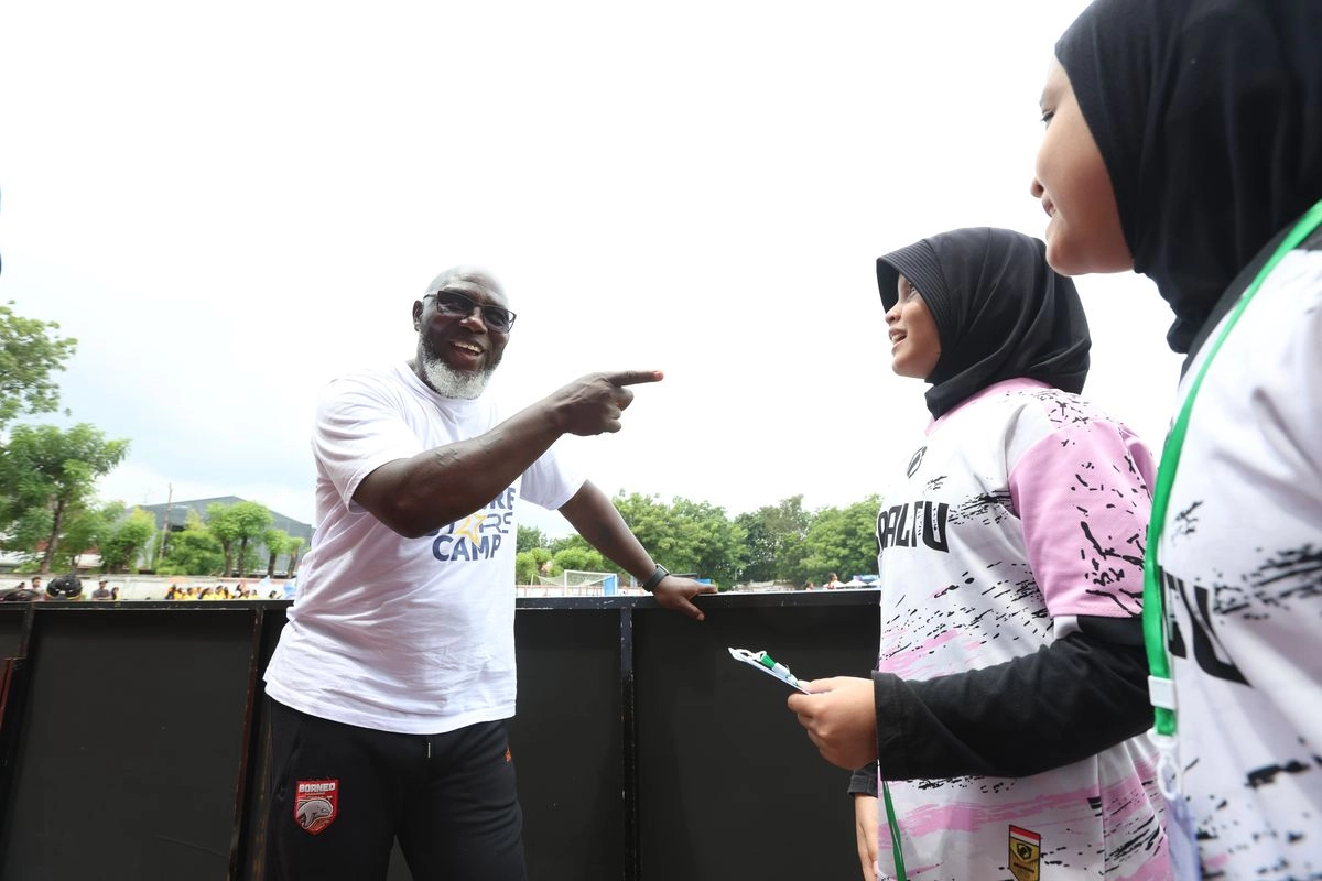 Jacksen F Tiago Seleksi Bakat Muda Sepak Bola Putri di Jakarta