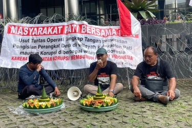Warga Pati Tumpengan di KPK, Syukuran Bupati Sudewo Ditangkap