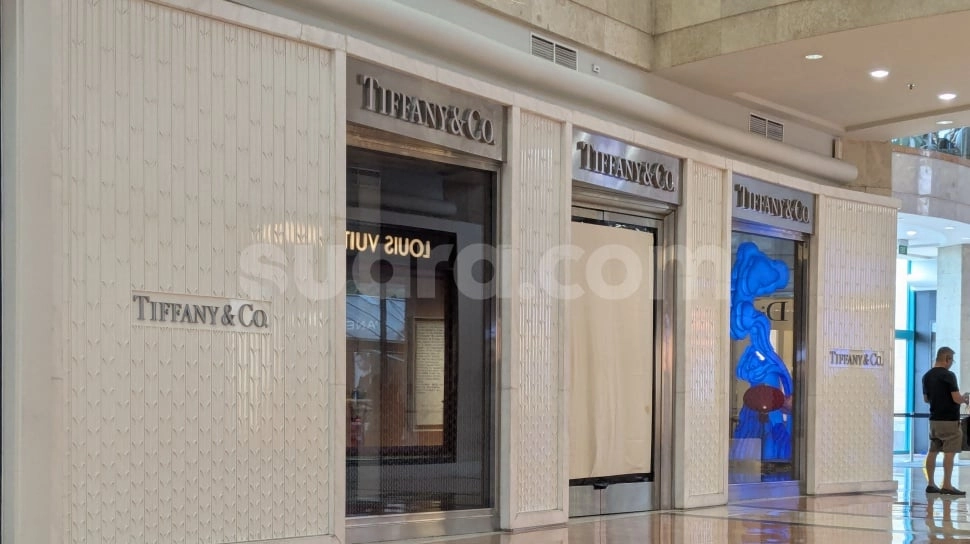 Tiffany & Co Plaza Senayan Disegel! Kilau Perhiasan Kini Tertutup Kertas