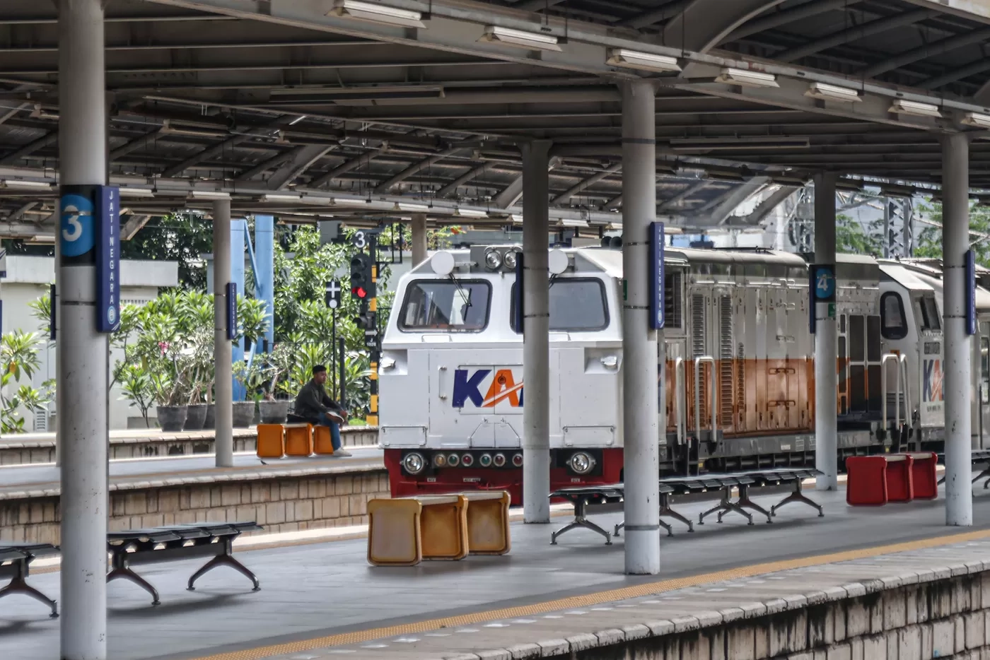 Tragis! Pedagang Pasar Emper Tewas Tertabrak Kereta di Menteng