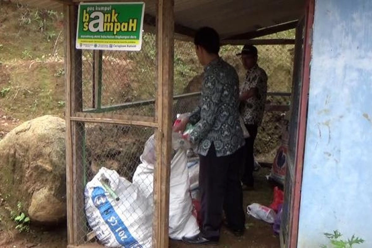 Dorong Ekonomi Sirkular, CCEP Reaktivasi 12 Bank Sampah