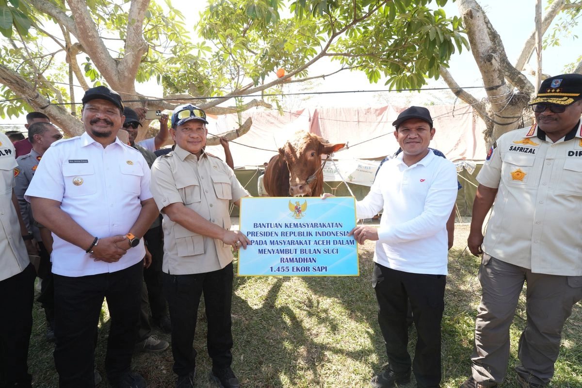 Kasatgas Tito Serahkan Bantuan Sapi dari Presiden Prabowo untuk Masyarakat Aceh