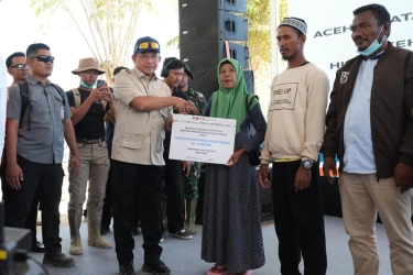 Pemerintah Serahkan Bantuan Perbaikan Rumah, Kasatgas Tito Pastikan Negara Bersama Masyarakat Terdampak Bencana