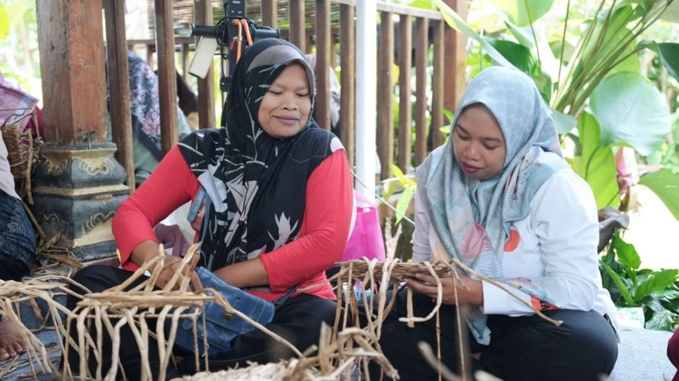 Kunjungi Borobudur, Wamensos Agus Ajak Warga Lebih Mandiri Lewat Pelatihan Kerajinan Eceng Gondok