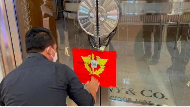 Penyegelan Toko Perhiasan Mewah Toko Perhiasan Tiffany & Co Disorot