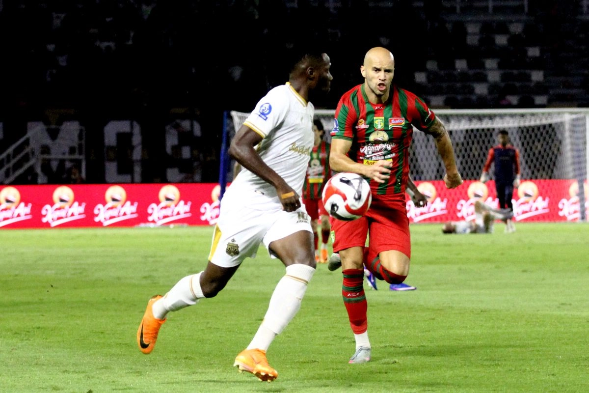 HT Persebaya vs Bhayangkara FC 0-2: Doumbia dan Sidibe Menggila