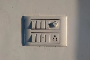 Kenapa Saklar Lampu Menghadap Atas Saat ON?