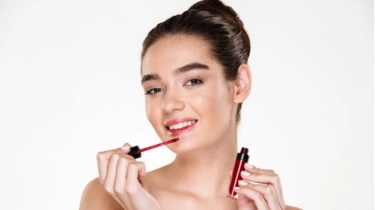 Biar Terlihat Muda Pakai Lipstik Warna Apa? Ini 5 Pilihan Shade yang Cocok