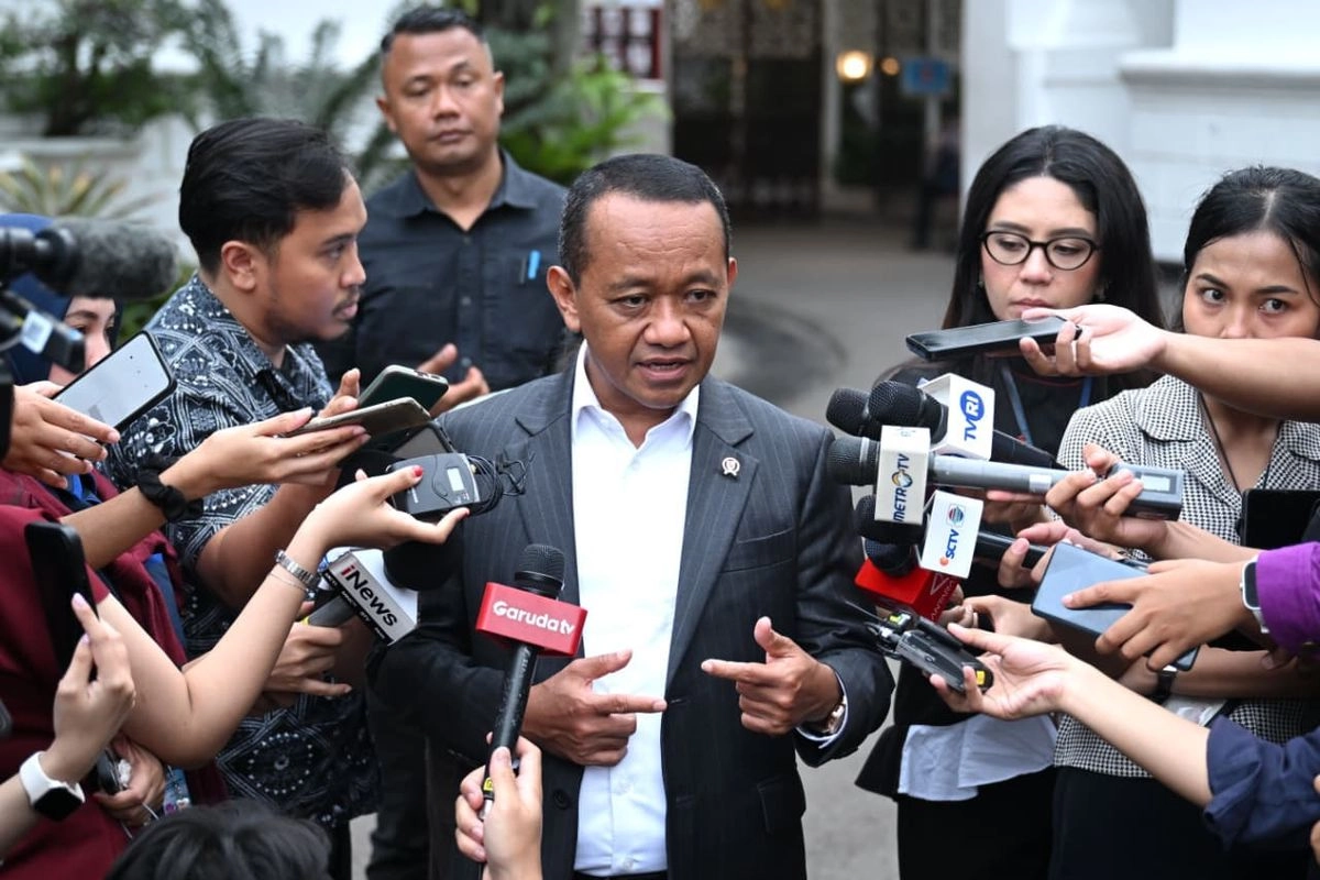 Bahlil Tandatangani Izin Pertambangan Rakyat di 18 Provinsi