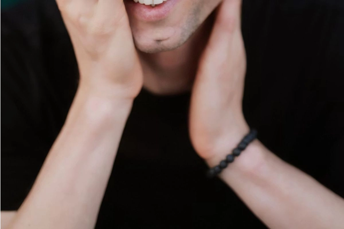 Makna Gelang Hitam di Tangan Kiri: Simbol dan Fakta yang Perlu Diketahui