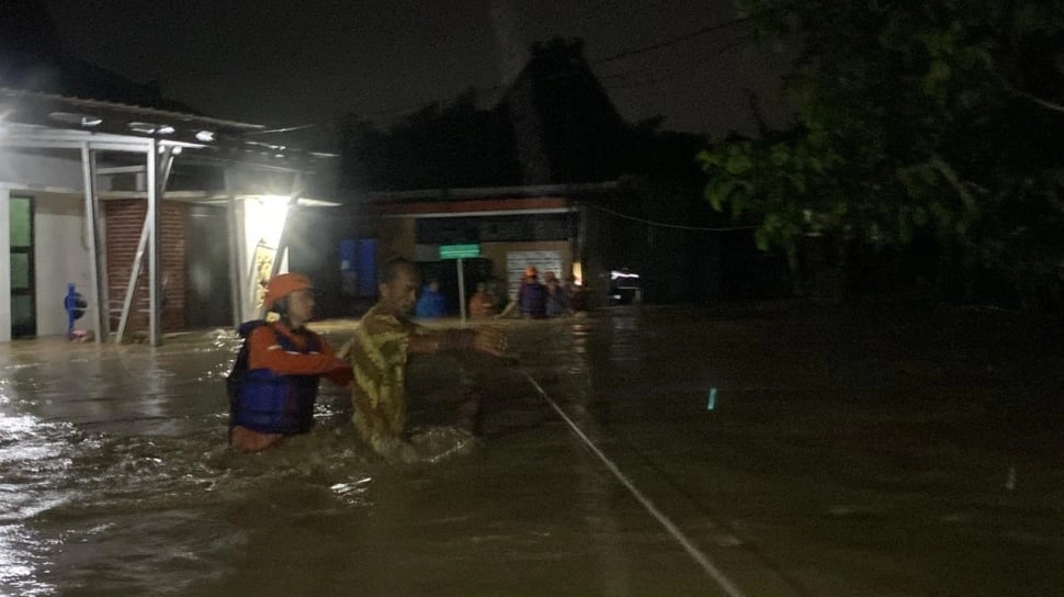 Hujan Deras Dini Hari Picu Banjir di Rowosari dan Meteseh: 110 KK Terdampak