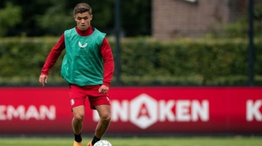 Mike Kleijn Pemain Keturunan Surabaya Anak Didik Arne Slot Cetak Prestasi di Belanda
