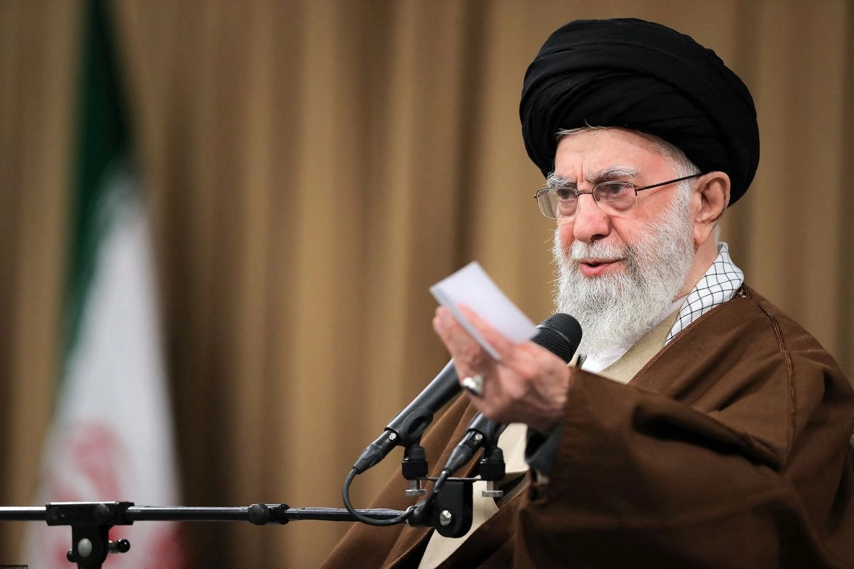 Khamenei Murka AS Terus Kirim Kapal Perang, Ancam Tenggelamkan