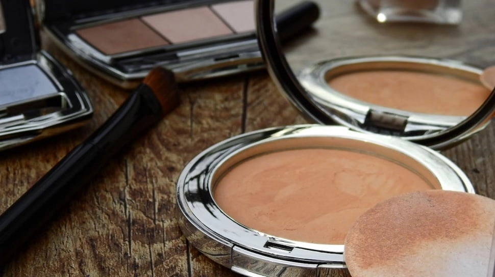 Bedak Apa yang Tidak Luntur saat Berkeringat? Ini 5 Rekomendasinya yang Awet