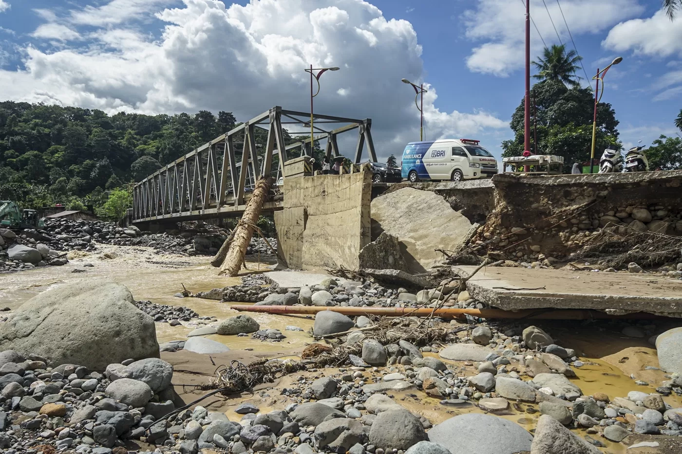 Tidak Sekadar Datang, Mahasiswa Rela Berkotor-Kotor Bantu Petani Pulih Setelah Bencana Banjir Bandang