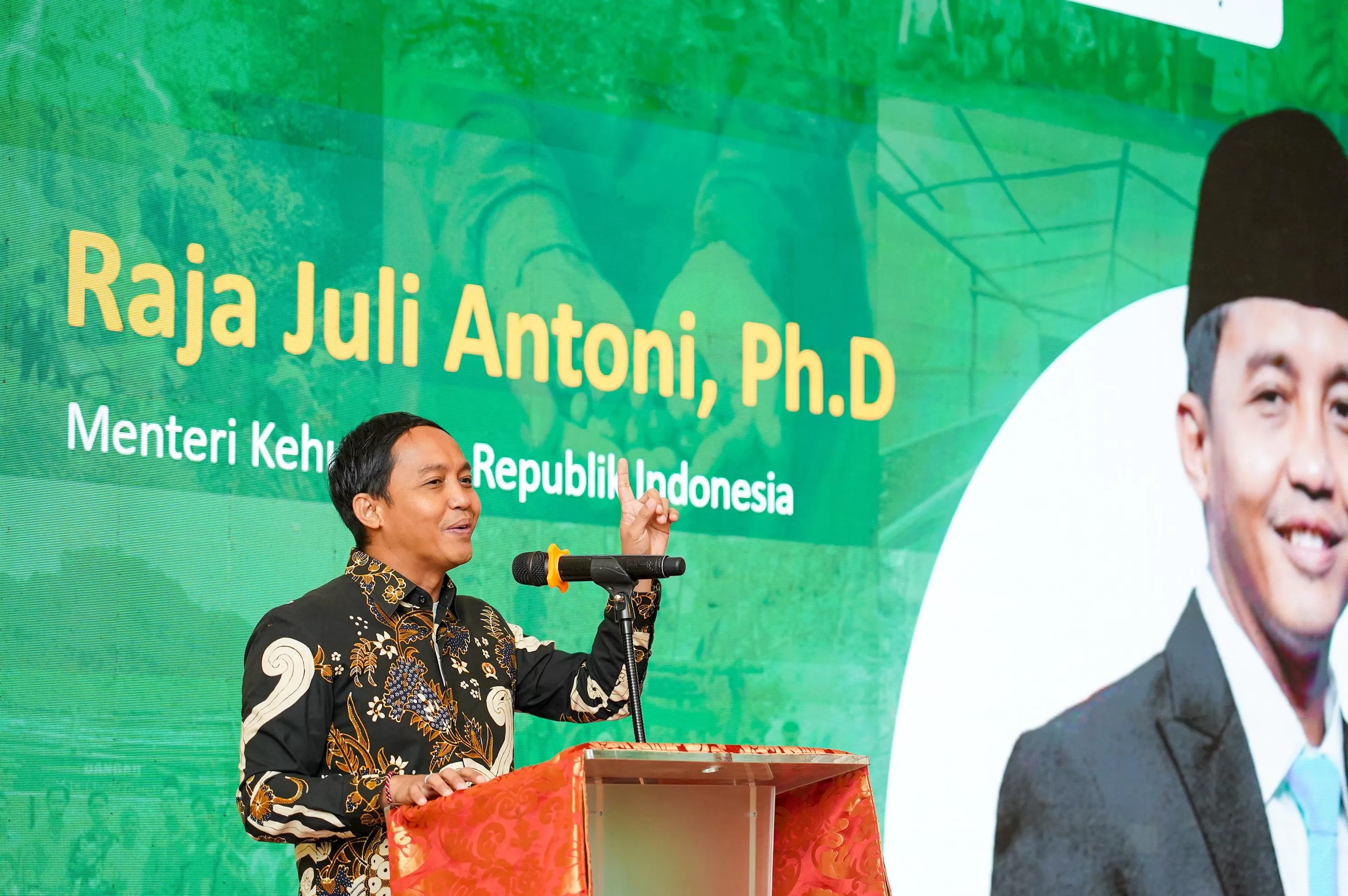 Menhut Raja Juli Targetkan Penetapan 1,4 Juta Hektar Hutan Adat untuk Kurangi Kemiskinan