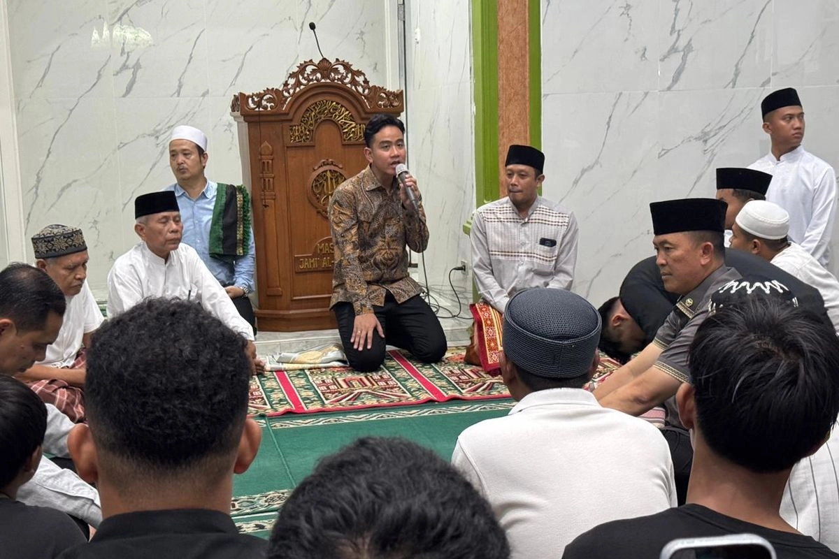 Momen Gibran Salat Tarawih di Masjid Al-Falaah Manggarai