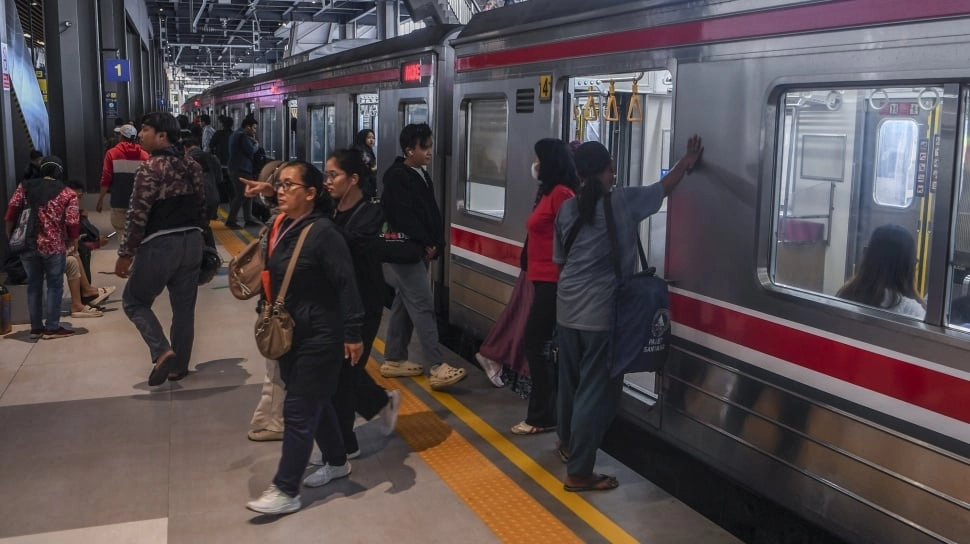 Commuter Line Tujuan Bandara Soetta Anjlok Usai Tabrak Truk di Rawa Buaya, Penumpang Dievakuasi