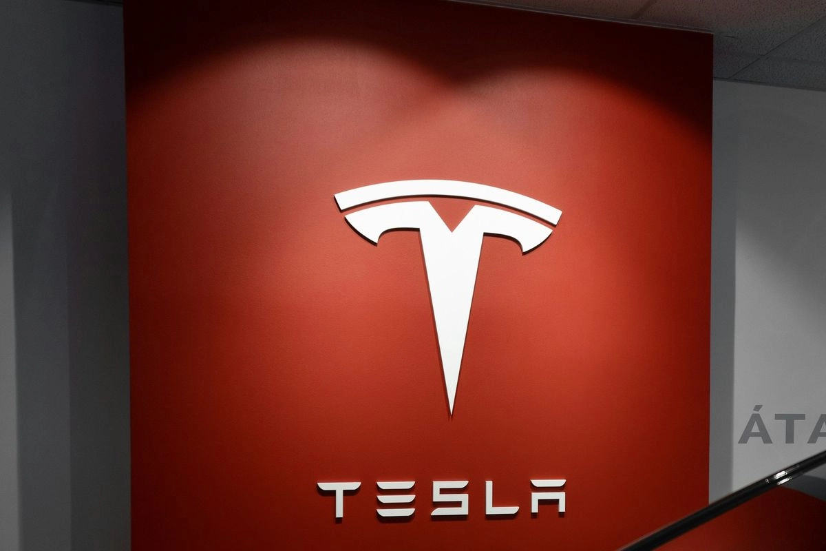 Hakim Putuskan Tesla Harus Tanggung Jawab atas Kecelakaan Terkait Autopilot