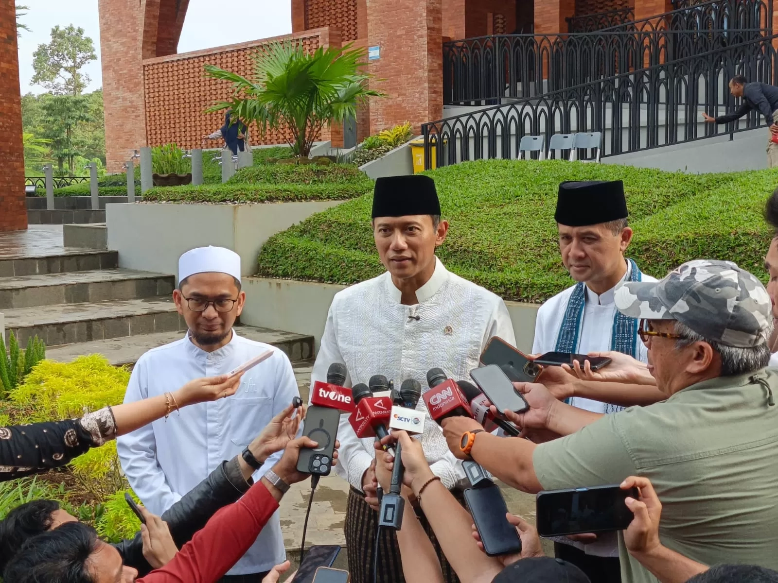 Silaturahmi ke Ponpes di Banten, Menko AHY dan Mentrans Iftitah Kompak Perkuat SDM Unggul