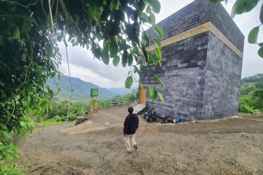 Berkunjung ke Masjid Berbentuk Ka'bah di Atas bukit Gunungkidul