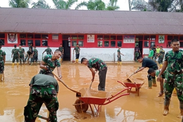 Momen TNI AD Turun Gunung Bersihkan SD di Tapteng Usai Banjir Susulan