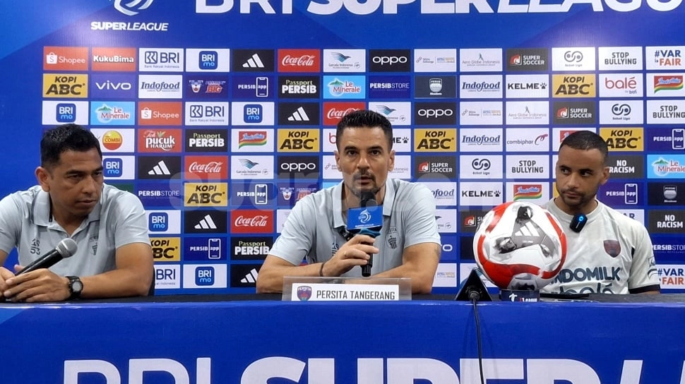 Carlos Pena Kecewa Gagal Raih Poin Lawan Persib Bandung