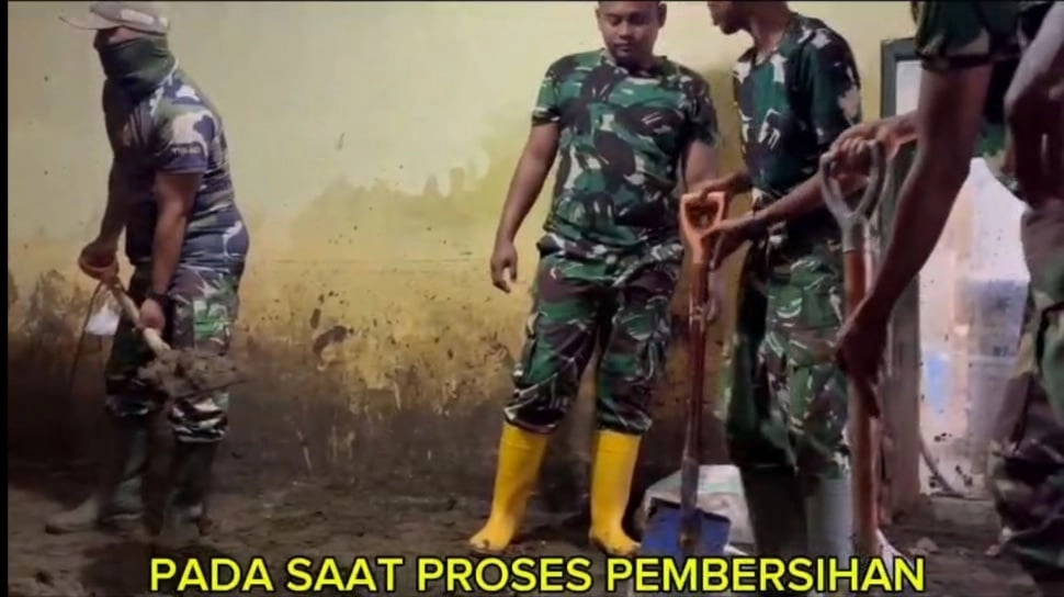 Penampakan Before-After TNI Bersihkan Lumpur di Rumah Warga Terdampak Bencana di Aceh