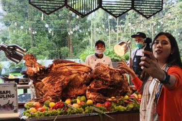 Iftar di Taman Safari Bogor, Ngabuburit Nonton Satwa Sambil Santap Sapi Guling