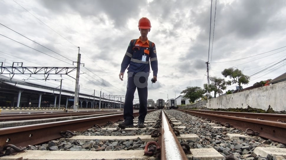Belasan Kilometer Langkah Kaki di Tengah Dahaga: Kisah Rahmat, Penjaga Nadi Rel Kereta Api