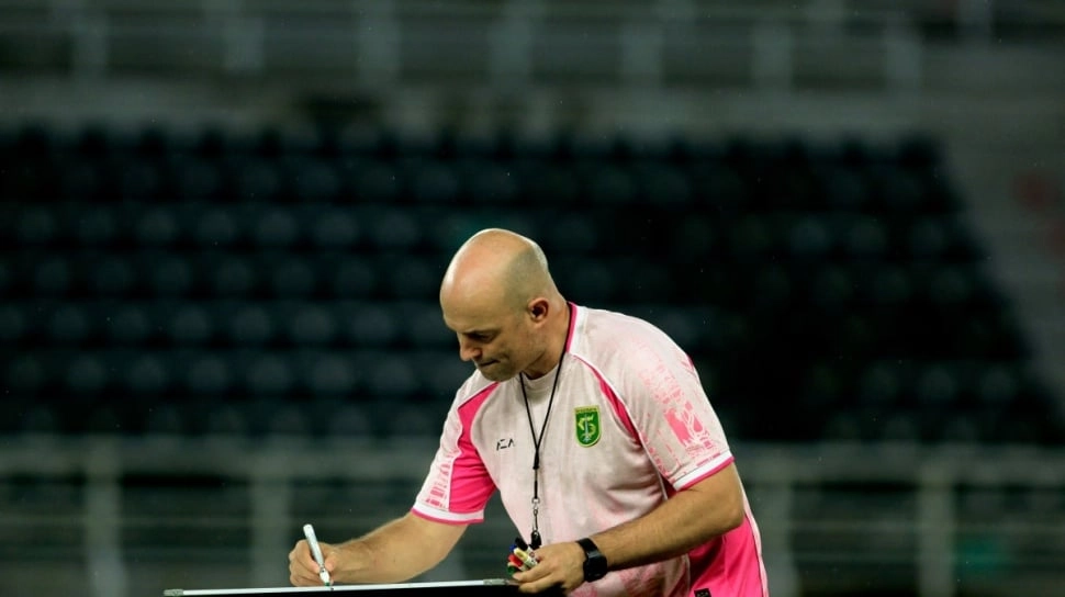 Bernardo Tavares Fokus Benahi Bola Mati Jelang Persebaya Hadapi PSM Makassar