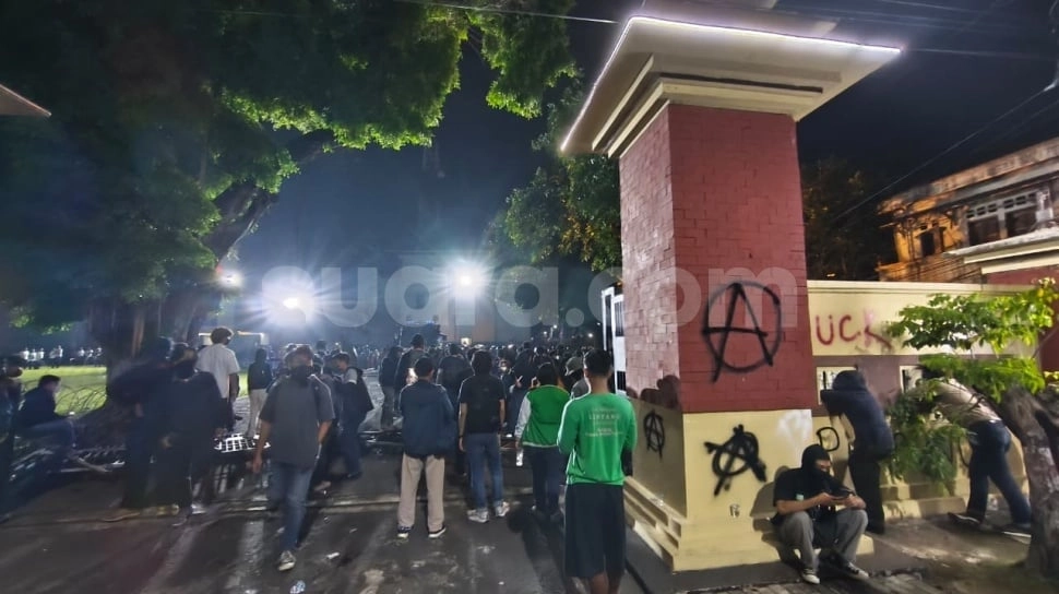 Gerbang Polda DIY Dirobohkan Massa Protes Kekerasan Aparat, Demonstran Corat-coret Tembok Markas