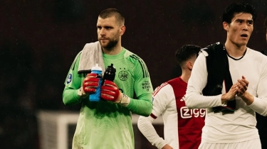 Posisinya Diserobot Maarten Paes, Kiper Muda Ajax Luapkan Kekecewaan