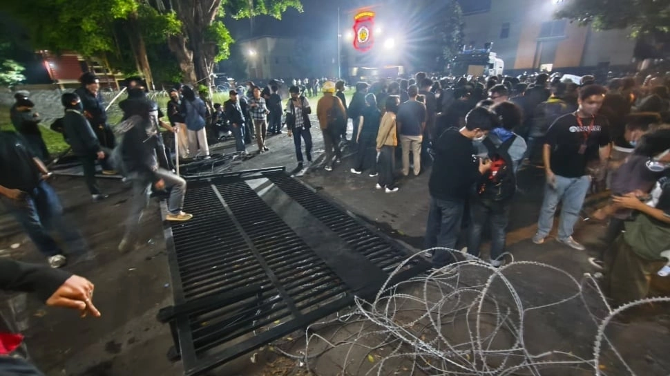 Unik, Aksi Massa di Mapolda DIY Bergerak Organik Tanpa Orasi dan Tuntutan Tertulis