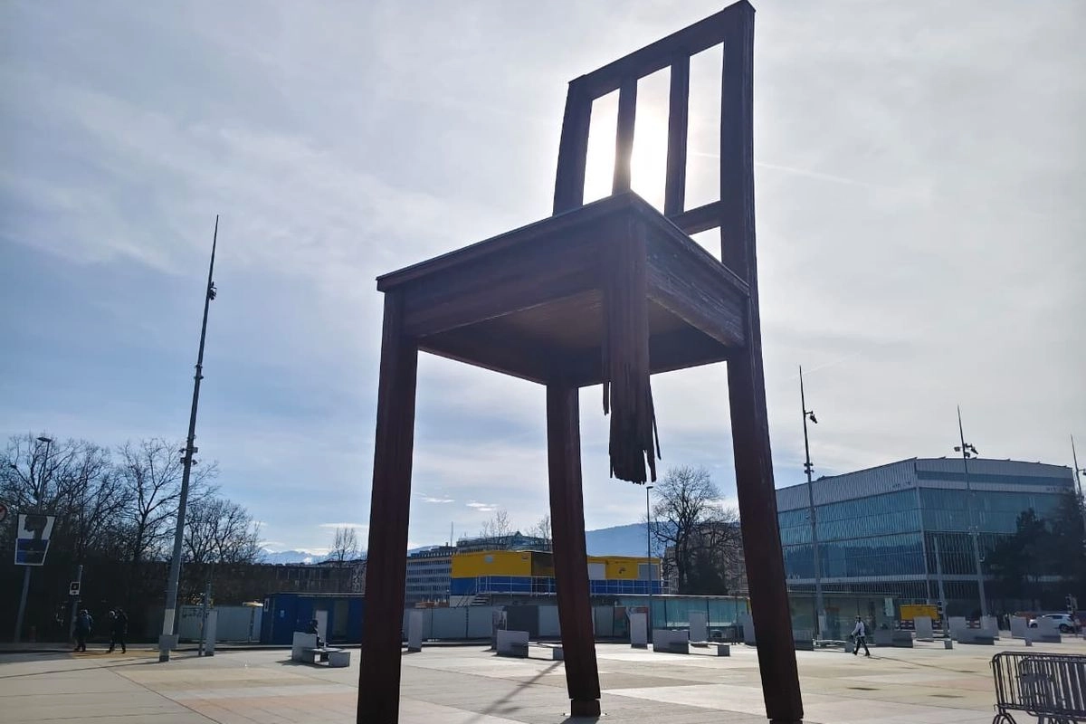 ''Broken Chair'' di Depan Kantor Dewan HAM PBB, Simbol Kerapuhan Sekaligus Kebrutalan Manusia