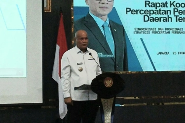 Bupati Nias Utara Sujud Depan Menteri: Kami Capek Miskin, Mohon Akses ke Presiden