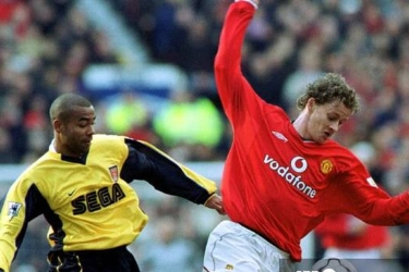 Derita Arsenal Dibabat Man United 1-6 di Old Trafford 25 Tahun Lalu