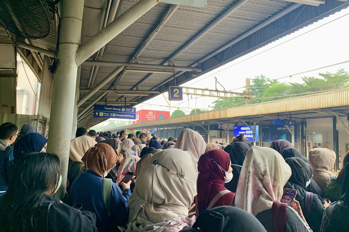 KRL Dikeluhkan Padat Pukul 05.00–07.00 WIB Selama Puasa, Ini Penjelasan KAI