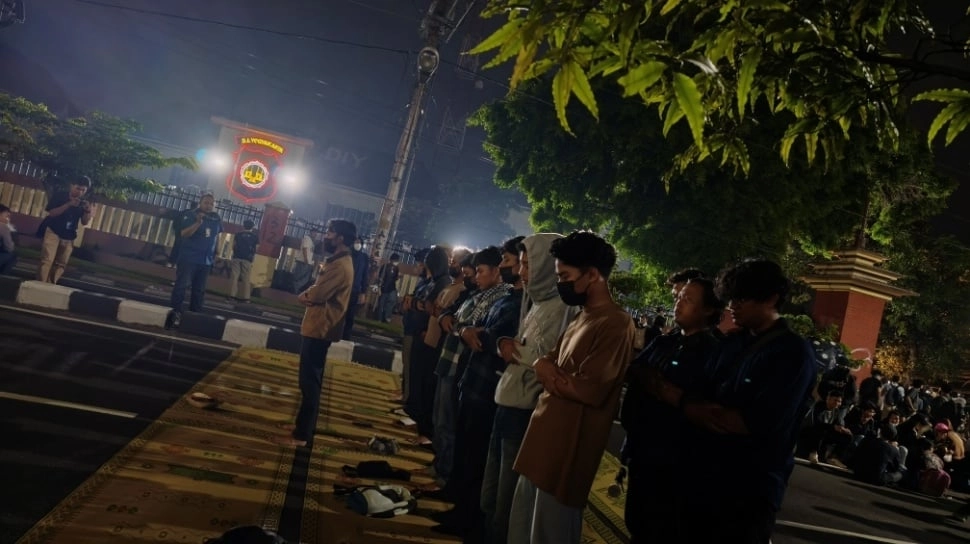 Di Tengah Jalan Raya, Massa Polda DIY Gelar Salat Gaib Massal untuk Korban Represi Aparat