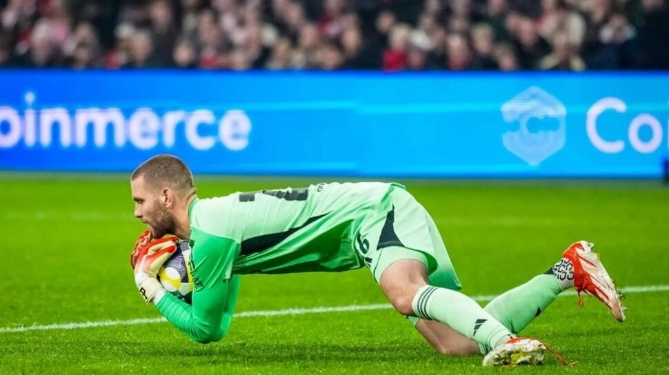 Maarten Paes Baru Debut di Ajax, Posisinya Justru Terancam Karena Kebijakan Jordi Cruyff