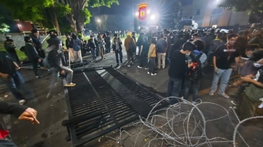 Massa Robohkan Gerbang Polda DIY! Tiga Mahasiswa Sempat Diamankan Saat Demo Ricuh