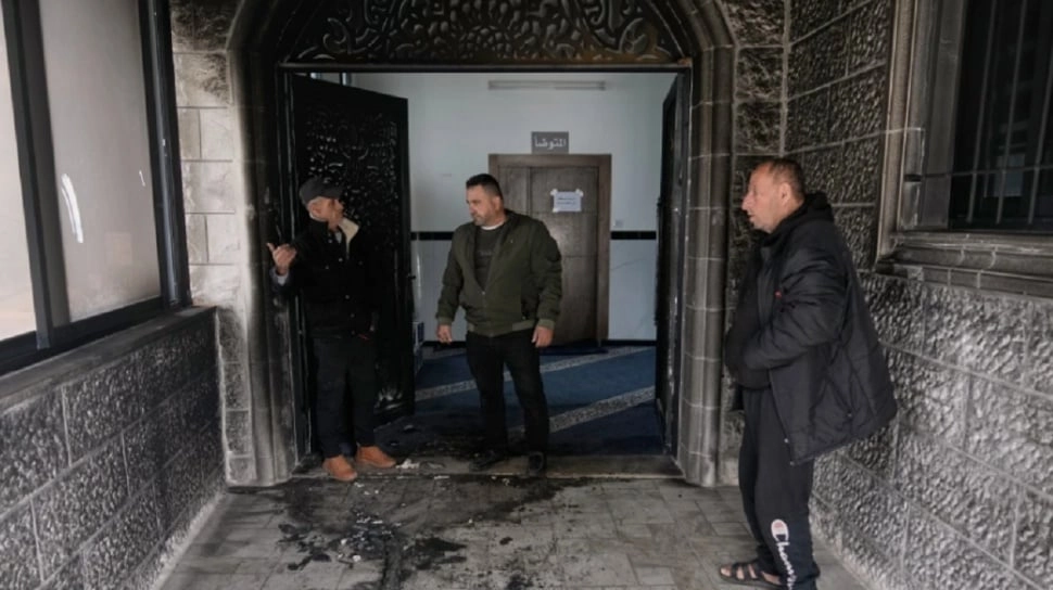 Pemukim Israel Bakar dan Corat-coret Masjid di Tepi Barat Saat Ramadan