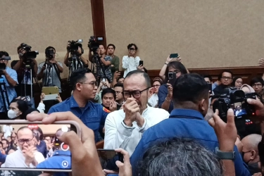 Menangis Jelang Vonis, Riva Siahaan Membungkuk di Depan Pendukung