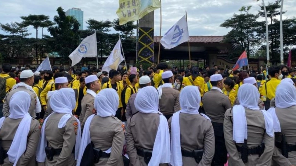 Demo di Mabes Polri, Mahasiswa UI Sindir Polisi Berpeci dan Berkerudung: Tak Bisa Pikat Hati Kami!